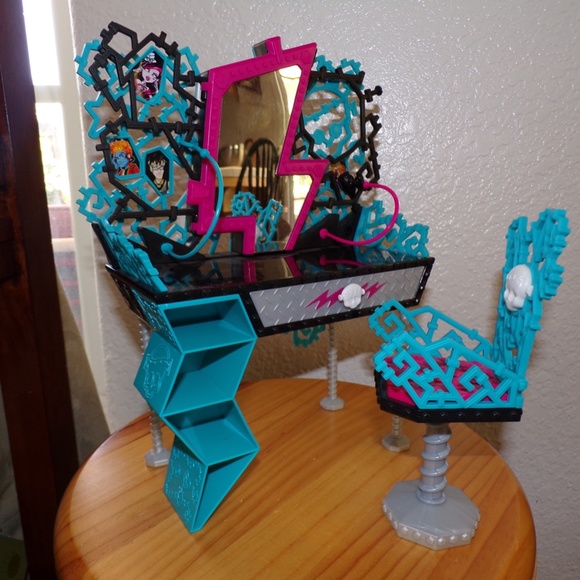Monster High Frankie Stein Vanity - Picture 1 of 4